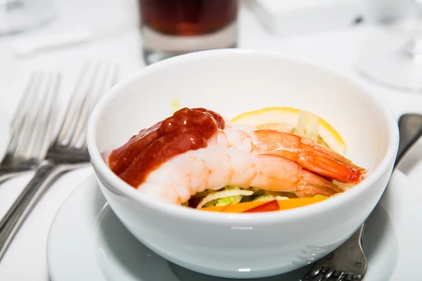Shrimp-Cocktail in weißer Schüssel auf dem Tisch — Stockfoto