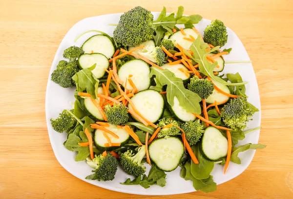 Salada Arugula com Pepino e Cenouras — Fotografia de Stock