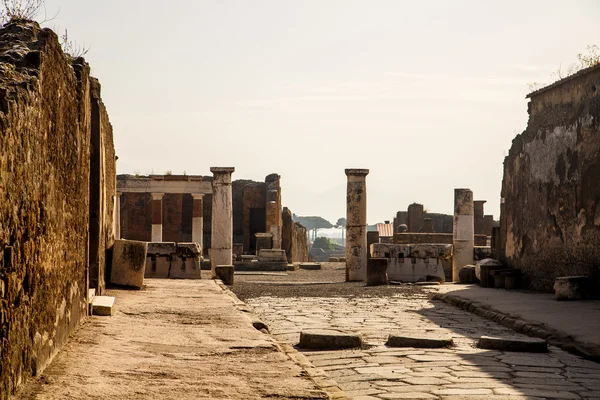 Стовпці автотранспортом стародавніх Помпеї — стокове фото