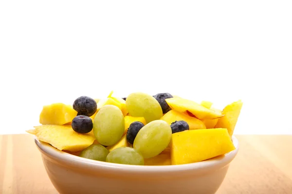 Cuenco de fruta fresca en mesa de madera — Foto de Stock