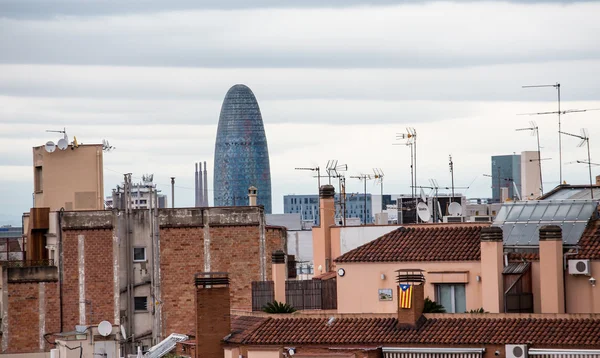 Catalogna Bandiera sull'edificio di Barcellona con Torre Agbar a Backgro — Foto Stock