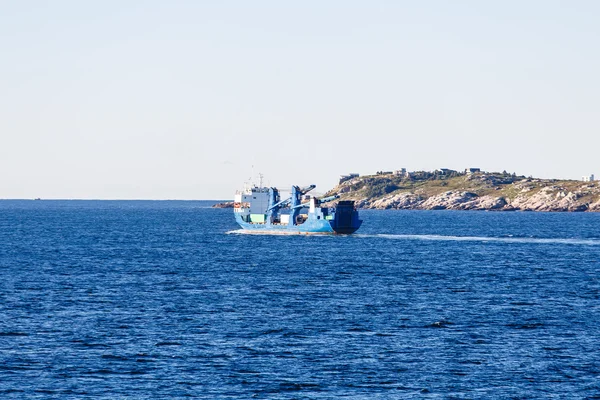 Cisterna azul en el mar azul —  Fotos de Stock