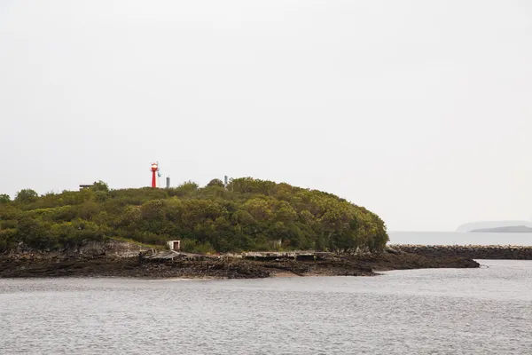 Baliza roja y blanca en la isla —  Fotos de Stock