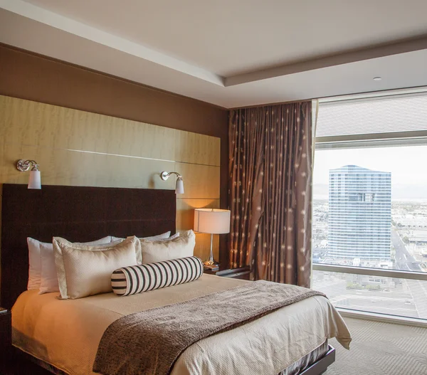 NCE postel v luxusním hotelovém pokoji — Stock fotografie