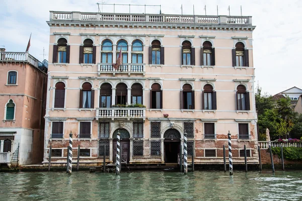 Gondola kotví mimo staré benátské budovy — Stock fotografie