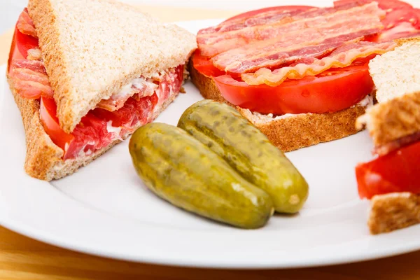 Fechar de Bacon e Tomate Sanduíche com Dill Pickles — Fotografia de Stock