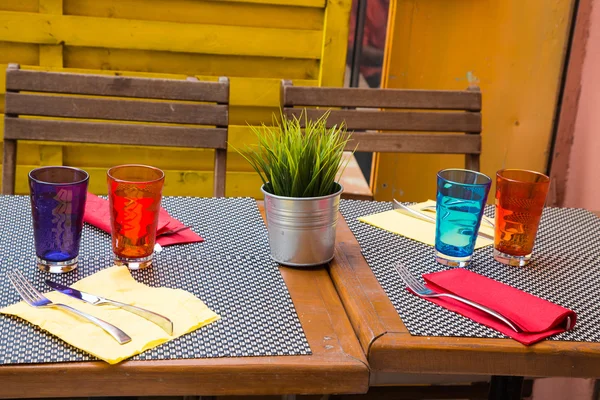 Coloridas tazas y servilletas en la mesa —  Fotos de Stock