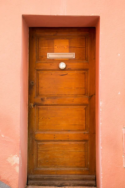 Vieille porte en bois dans le bâtiment Stucco rose — Photo
