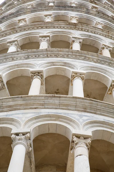 Арки вгору башти Піза — стокове фото