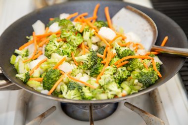 sıcak bir wok sebze kizartma