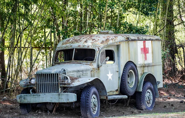 Старый медицинский грузовик от Bamboo и забор безопасности — стоковое фото