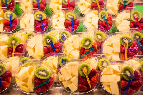 Pineapple Strawberry and Kiwi To Go — Stock Photo, Image