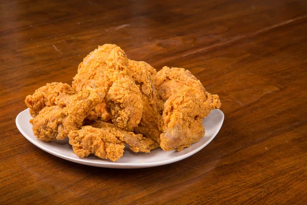 kızarmış tavuk beyaz tabak ve ahşap tablo