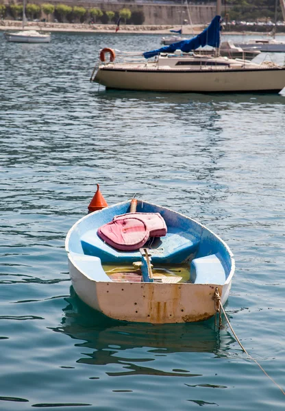 Vecchia barca piena d'acqua — Foto Stock