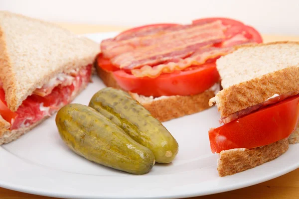 Dill Pickles na placa com sanduíche — Fotografia de Stock