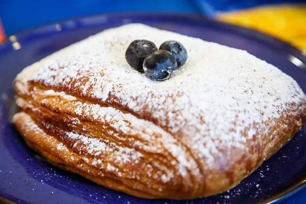 Zucchero a velo sulla pasticceria ai mirtilli — Foto Stock