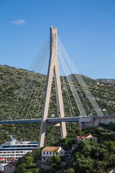 Gruz most přes výletní lodi — Stock fotografie