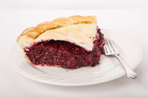 Raspberry taart en vork op wit bord — Stockfoto
