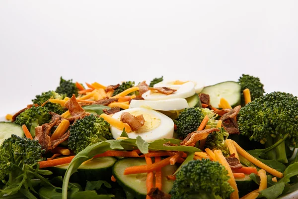 Salade de légumes aux oeufs et au bacon — Photo