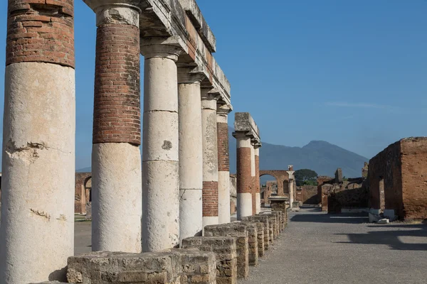Baksteen en -platenfabrieken e.d. kolommen in pompeii — Stockfoto