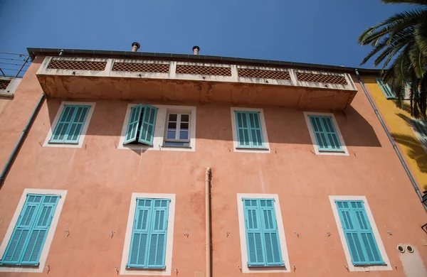 Pfirsichputz und grüne Fensterläden — Stockfoto