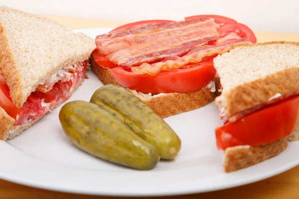 Slaninou a rajčaty sendviče s okurkami — Stock fotografie