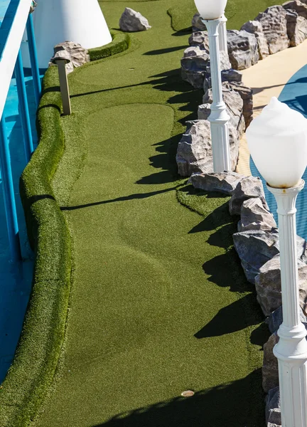 Zielony miniaturowe pole golfowe na statku — Zdjęcie stockowe