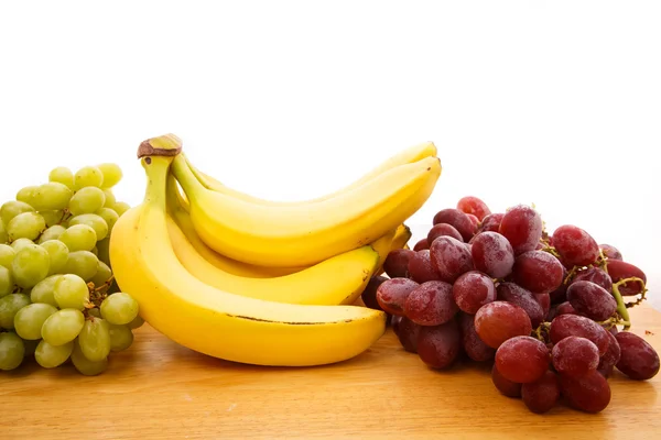 Weiße und rote Trauben mit Bananen — Stockfoto