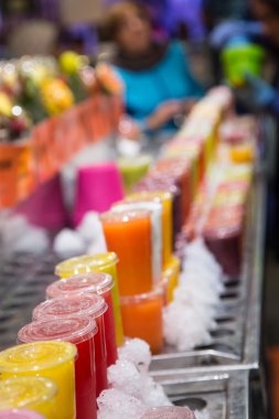 renkli meyve suları bir pazarda plastik bardak