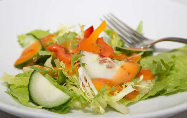 Salada verde de campo com molho francês — Fotografia de Stock