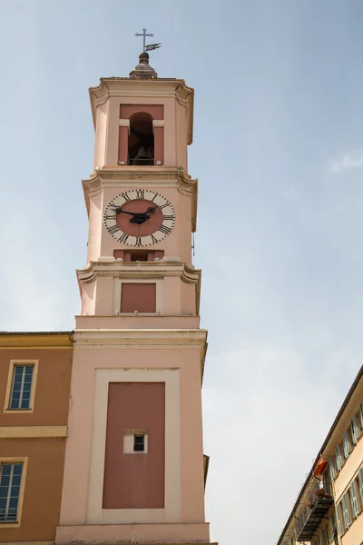Růžová věž s hodinami v nice — Stock fotografie