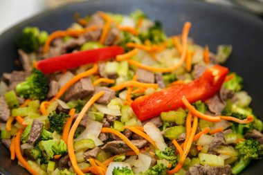 sığır eti ve sebze stir fry wok içinde