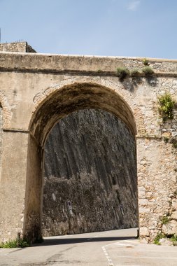 taş duvar kemer ötesinde
