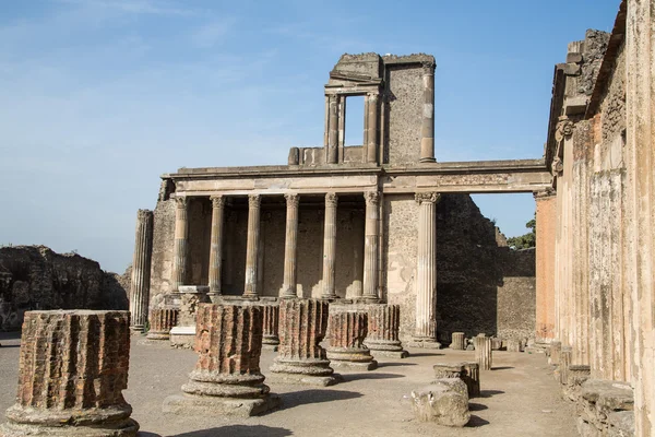 Colonne intere e rotte a Pompei — Foto Stock