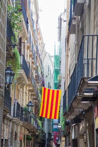 Oranje en gele spandoek in barcelona steegje — Stockfoto