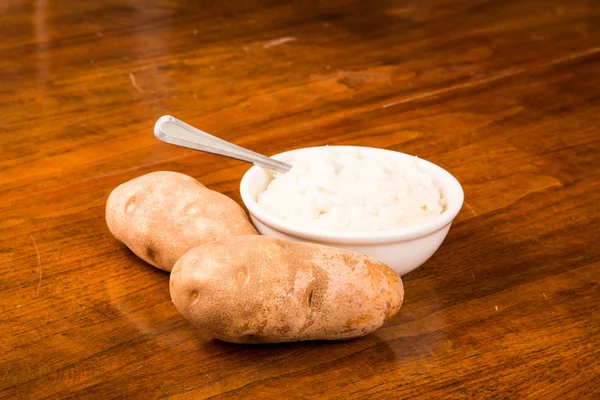 Tigela de purê de batatas com dois Raw Ones — Fotografia de Stock