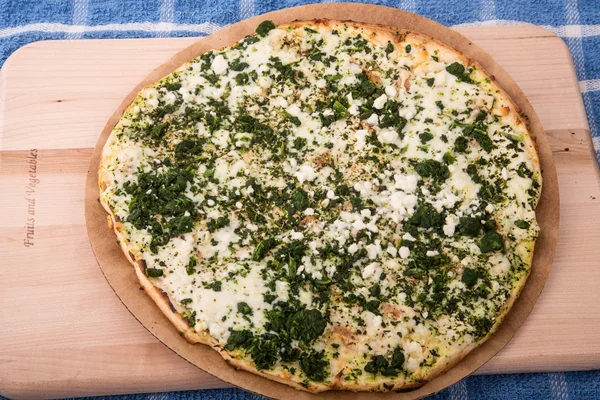 Espinacas y Pizza de queso blanco en tablero de madera — Foto de Stock