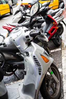 Gümüş ve kırmızı scooter