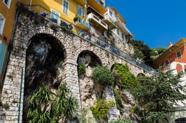 bitkiler üzerinde eski taş kemerli