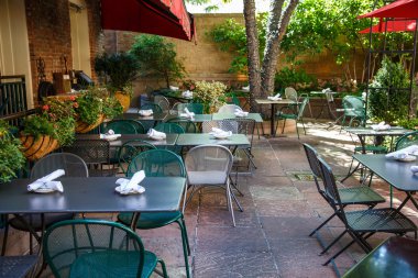 peçete ve levha metal patio tablolarda