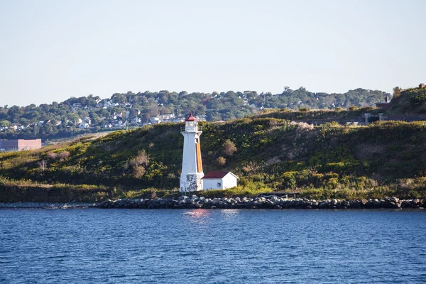 Leuchtturm an der grünen Küste — Stockfoto