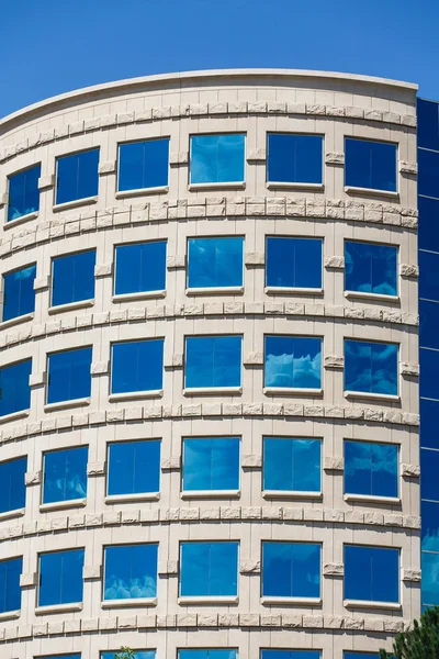 Nubes reflejadas en ventanas curvas azules —  Fotos de Stock