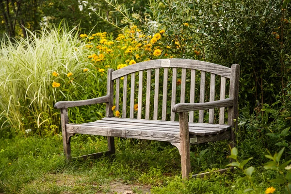 Staré dřevěné lavice v zahradě — Stock fotografie