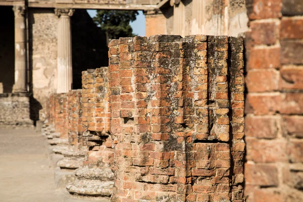 Ligne de colonnes de briques cassées — Photo