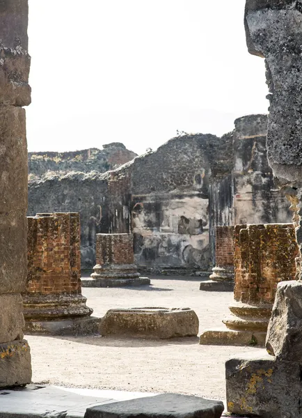 Brutna tegel kolumner i Pompeji — Stockfoto