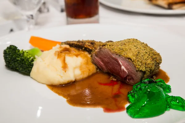 Costolette di agnello incrostate con gelatina di menta — Foto Stock