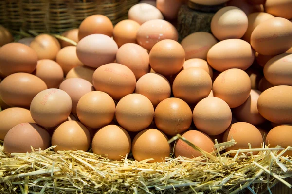 Eggs in Baskets at Market — Stock Photo, Image