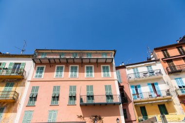 pembe ve sarı sıva üzerine yeşil Panjur