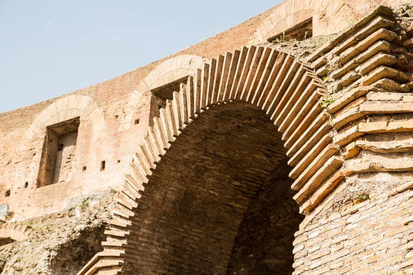 Stående bågen i Colosseum — Stockfoto