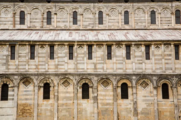 Väggen och windows på gamla pisa kyrka — Stockfoto